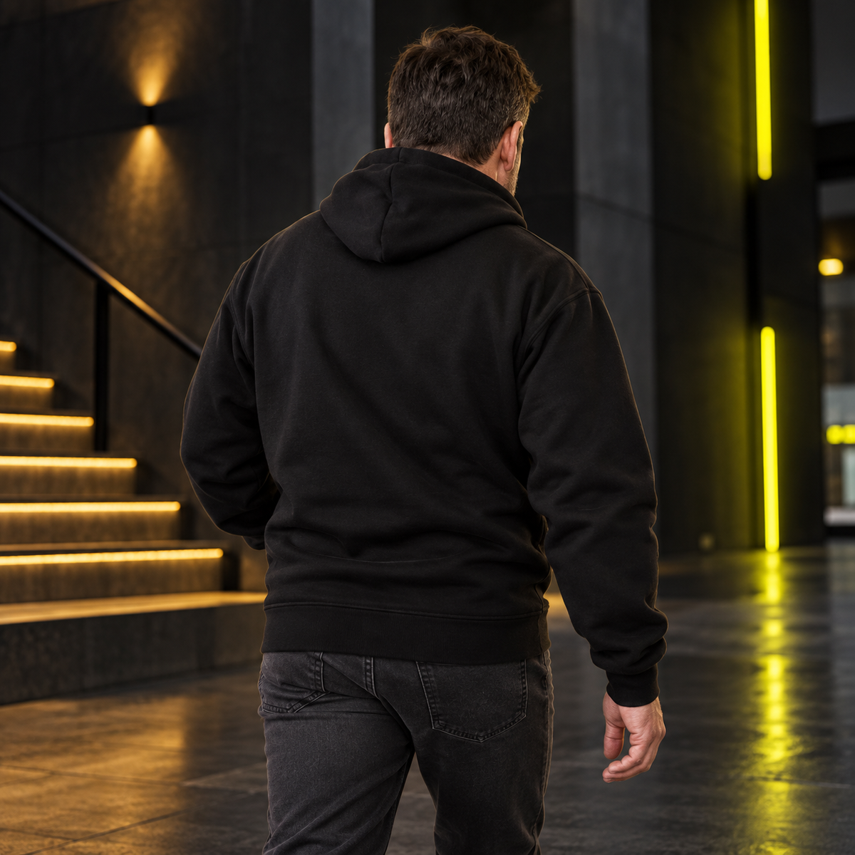 Schwarzer F THE SUGAR Hoodie in urbaner Lifestyle-Szene von hinten
